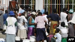 زنان و کودکان در صف برای آب آشامیدنی در حراره پایتخت زیمبابوه 