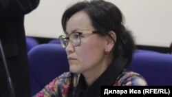 Шымкенттегі №38 мектептің мұғалімі Гүлжан Сәлімбаева сотта отыр. Шымкент, 18 сәуір 2018 жыл.
