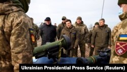 Ukrajinski predsjednik Volodimir Zelenski prisustvuje taktičkim vojnim vježbama koje održavaju oružane snage zemlje na poligonu u regiji Rivne, 16. februara 2022.