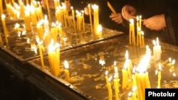 Armenia - Worshipers light candles after a Christmas mass at the Surp Sargis church in Yerevan, 6Jan2017.