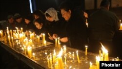 Armenia - Worshipers light candles after a Christmas mass at the Surp Sargis church in Yerevan, 6Jan2017.