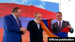 Armenia - Prime Minister Nikol Pashinian kisses an Armenian national flag at an event held in Aragatsotn province, 7 October 2018.