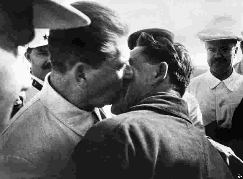 By 1937, Stalin seems to have warmed to the practice. Here, he lunges for a peck from pilot&nbsp;Vasily Molokov.&nbsp; &nbsp;