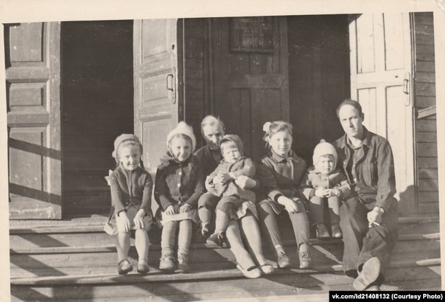 Крыльцо дома по улице Серафимовича, 35. Вторая половина 1960-х. Соседи по коммунальной квартире. Фото из семейного архива Дмитрия Козлова