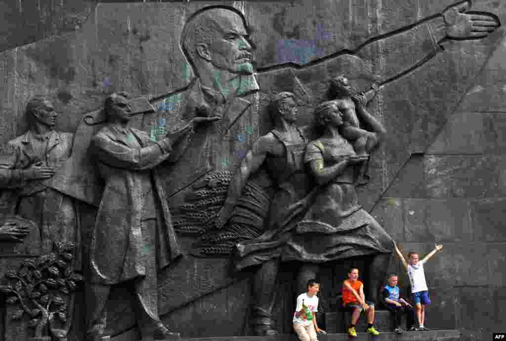 Дети у барельефа &quot;Покорителям космоса&quot; в Москве