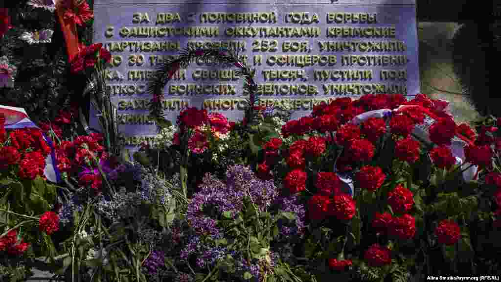 Цветы у памятника &laquo;Партизанская шапка&raquo; на Ангарском перевале, 2 мая 2017 года