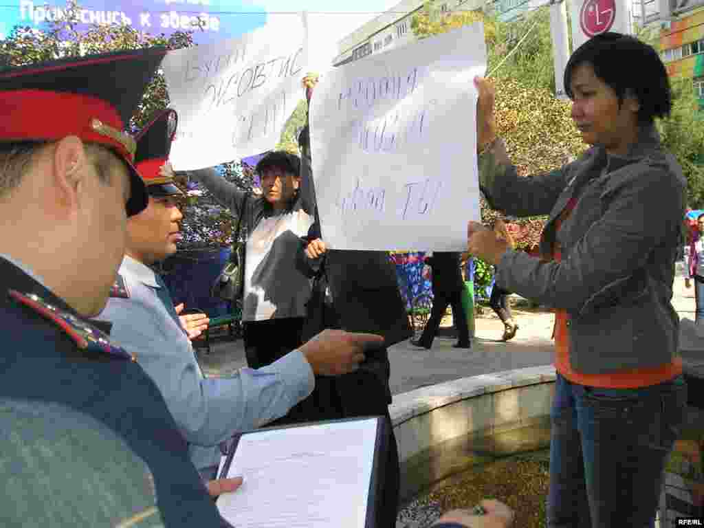 Полиция останавливает акцию в поддержку Жовтиса. - Полицейские говорят о незаконности публичной акции протеста против приговора Жовтису. Алматинский Арбат, 30 сентября 2009 года.
