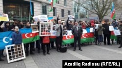 Avropada yaşayan azərbaycanlılar, siyasi məhbuslara azadlıq tələbi ilə aksiya keçirərəkən, Almaniya, dekabr 2016