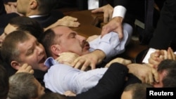 Pamje nga rrahja e deputetëve në Parlamentin e Ukrainës