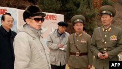 Түндүк Корея лидери Ким Чен Ир генералдарынын курчоосунда