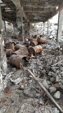 Залишки отруйних хімічних речовин на руїнах заводу «Радикал». Київ, грудень 2019 року