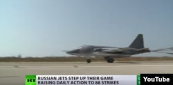 Российский бомбардировщик Су-24 с "размытым" бортовым номером - кадр из сюжета телеканала Russia Today