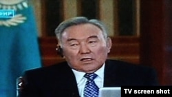 Президент Казахстана Нурсултан Назарбаев отвечает на вопросы граждан в прямом телеэфире. 13 ноября 2009 года.