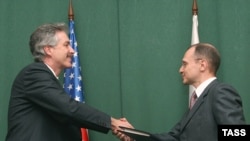 U.S. Ambassador to Russia William Burns (L) and the head of Russia's state nuclear agency, Sergei Kiriyenko, signed the pact in May.