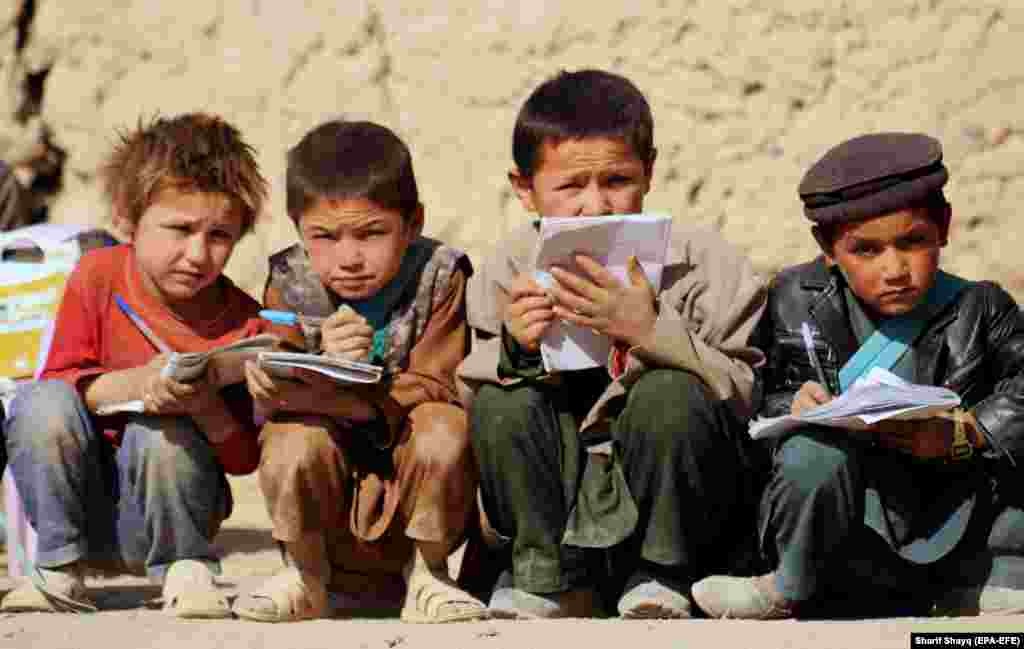 АВГАНИСТАН - Авганистански момчиња фотографирани на училишен час во градот Бадакшан. Според авганистанското Министерство за образование, 39 проценти од 10-те милиони ученици во Авганистан се девојчиња, но и покрај тоа, речеси пет милиони деца, најмногу девојчиња, се оневозможени да одат во училиште.