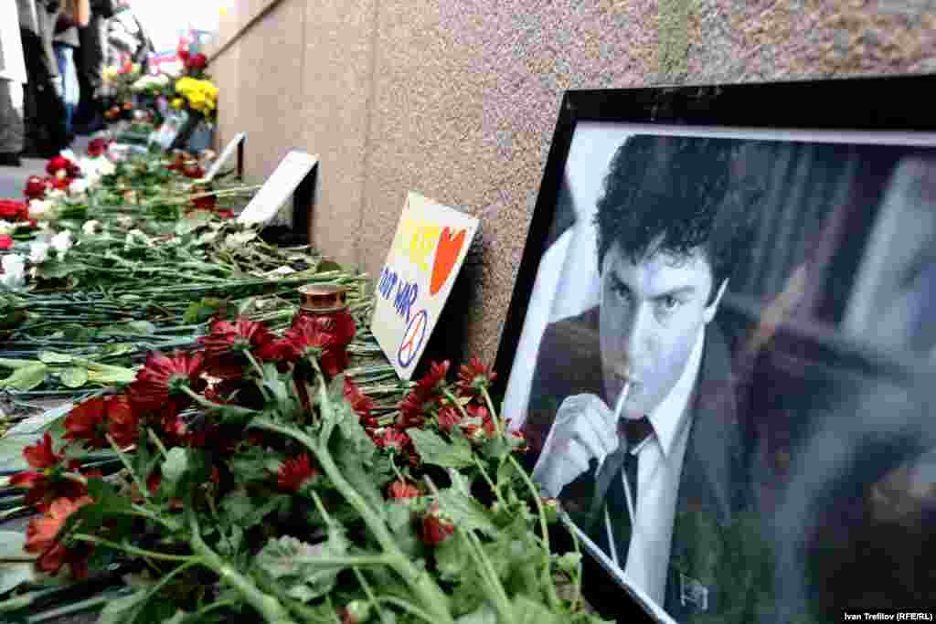 Оппозициялық саясаткер Борис Немцов қаза болған жердегі гүл шоқтары. Мәскеу, 19 сәуір 2015 жыл.