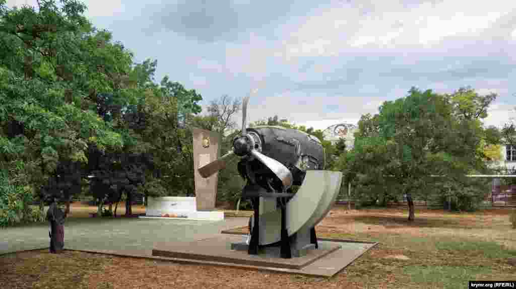 Памятник защитникам неба &ndash; фрагмент самолета Ил-2, который подняли со дна Черного моря