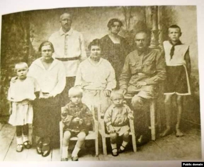 Mihas Zaretsky (secondo da destra) con i suoi parenti.  1926 anni