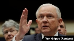 Jeff Sessions gjatë dëshmisë së mbrëmshme në Dhomën Përfaqësuese