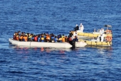 Итальянские военные моряки спасают беженцев из Эритреи в Средиземном море. 2017 год