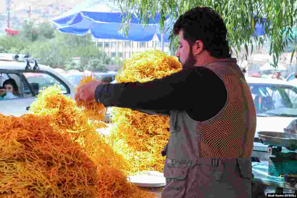 An Afghan prepares special Eid treats for customers in Kabul&rsquo;s Pule Baghe Omomi open-air market.