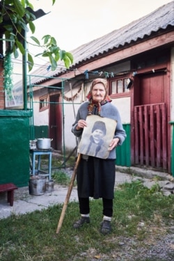 Ксенія Корольчук-Катічева із світлиною розкуркуленого діда. Вінниччина. Фото Валентина Кузана