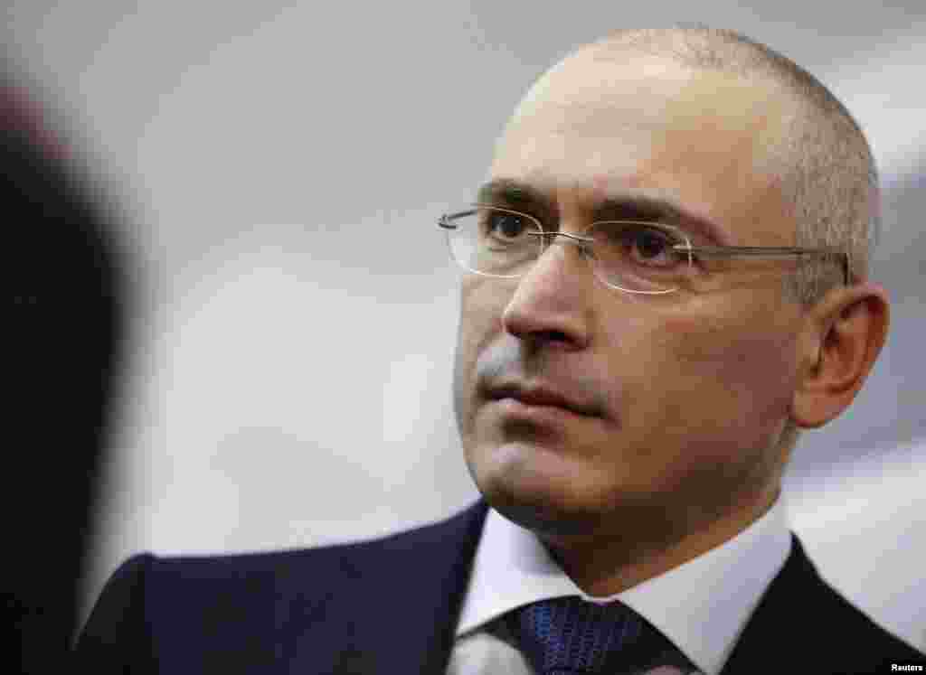Третейский суд в Гааге 28 июля постановил, что российское государство должно выплатить акционерам ЮКОСа 50 миллиардов долларов в качестве компенсации. Податели иска настаивали на 114 миллиардах долларов. Суд в Гааге указал, что Россия нарушила Энергетическую хартию и незаконно присвоила активы ЮКОСа. Решение Третейского суда было вынесено 18 июля, но официально опубликовано сегодня. Российская нефтяная компания ЮКОС существовала с 1993 по 2007 год. 1 августа 2006 года ЮКОС был признан банкротом. Компания задолжала иностранным банкам около 500 миллионов долларов. Долг был выкуплен "Роснефтью", которая и завладела большей частью активов ЮКОСа.