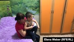 "Мой дом" дағдарыс орталығын паналаған балалы әйел. Теміртау, наурыз, 2020 жыл.