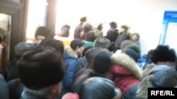 Өндіріс аулының тұрғындары Астана әкімдігіне хат тапсыруға жиналды. Астана, 24 ақпан, 2009 жыл.