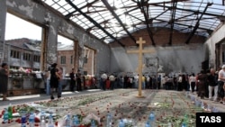 A cross on the site of the 2004 Beslan school siege