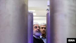 Presidenti i Iranit, Hasan Rouhani gjatë një vizite në një central bërthamor. 