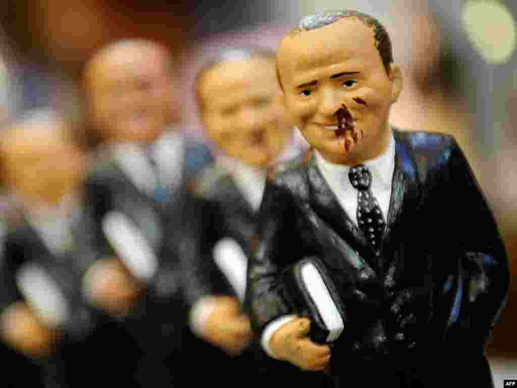 Нэапаль. Пасьля нападу на прэм’ер-міністра Італіі ў продажы зьявіліся статуэткі зьбітага Бэрлюсконі. 