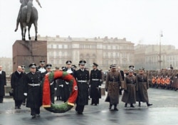 Фотография, раскрашенная Ольгой Ширниной. Работу она закончила 26 мая. На фотографии показана церемония возложения венков в Варшаве в 1939 году, за несколько месяцев до того, как нацистская Германия вторглась в Польшу. Это одно из трех изображений, которые, по словам Ширниной, скорее всего, приведут к приостановке ее аккаунта, если она опубликует фото в Facebook.