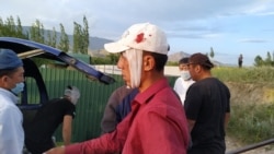 В ходе конфликта на узбекско-кыргызской границе ранения получили десятки людей с обеих сторон.