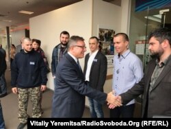 Таджан Ілдем (в центрі) зустрівся із учасниками «Ігор героїв». Брюссель, 24 квітня 2017 року