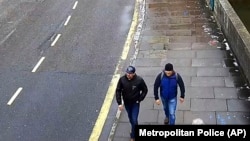 Люди, объявленные британским следствием подозреваемыми в отравлении Скрипалей, на улице Солсбери