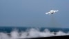 Истребитель F-18 Super Hornet взлетает с палубы авианосца в Персидском заливе (архивное фото, октябрь 2016)