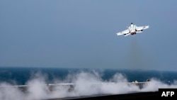 Истребитель F-18 Super Hornet взлетает с палубы авианосца в Персидском заливе (архивное фото, октябрь 2016)