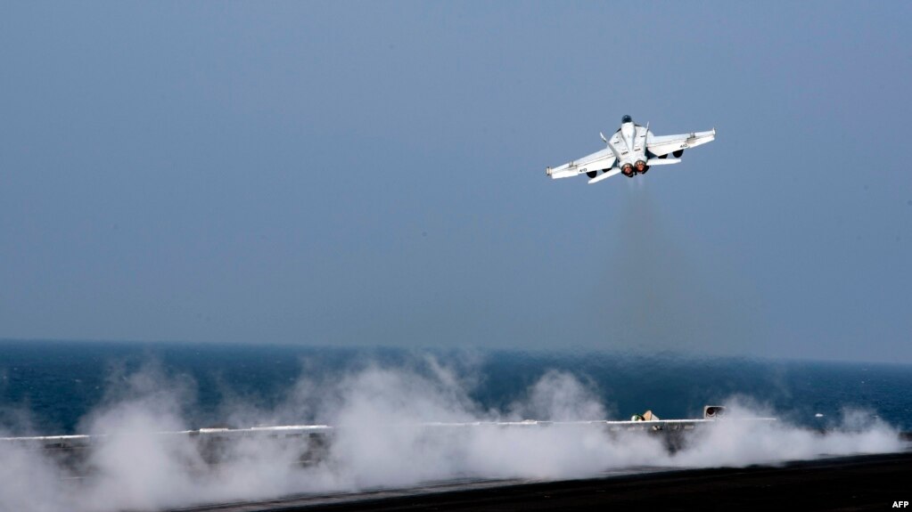 F-18 взлетает с авианосца в Персидском заливе