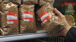 Люди в России массово скупают продукты длительного хранения