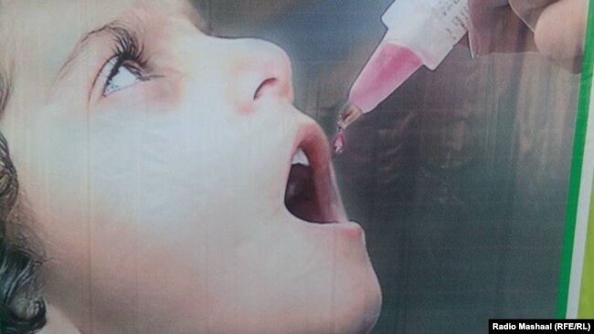 ارشیف: په ننګرهار کې یوه ماشوم ته د پولیو واکسن تطبیقېږي.