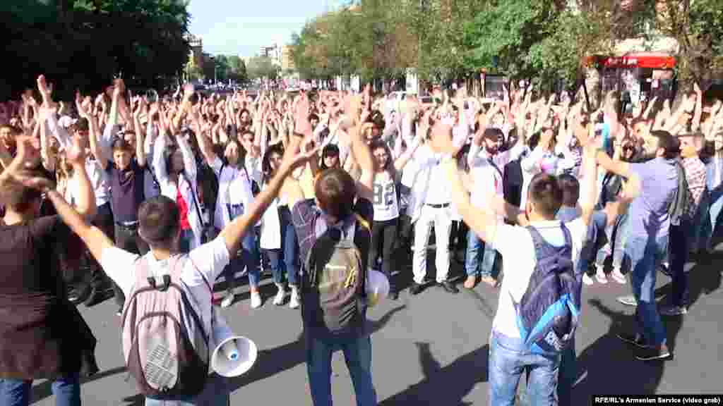 ЕРМЕНИЈА - Стотици луѓе го блокираа главниот автопат кој го поврзува Ереван со аеродромот како одговор на повикот за протест на опозицискиот лидер Никол Пашинијан по гласањето во Парламентот против неговото назначување на премиерската функција.