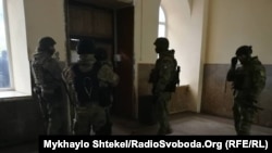 Підрозділи поліції оточили лікарню в Одесі, де перебуває підозрюваний у замаху на активіста Михайлика, 25 вересня 2018 року