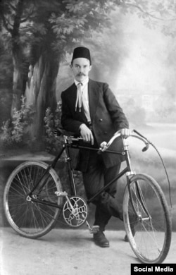 Казанский щеголь с велосипедом и непременным мужским атрибутом - плеткой. Снимок начал 20 века