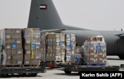 Tone medicinske opreme i kompleta za testiranje na korona virus, koje je dostavila Svjetska zdravstvena organizacija, pripremaju se za isporuku u Iran preko vojnog transportnog aviona UAE u Dubaiju u martu.