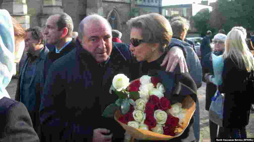 Борис Березовский (слева) с Мариной Литвиненко, вдовой Александра Литвиненко, в годовщину смерти ее мужа. Березовский обвинил Кремль в отравлении и смерти в 2006 году бывшего сотрудника ФСБ