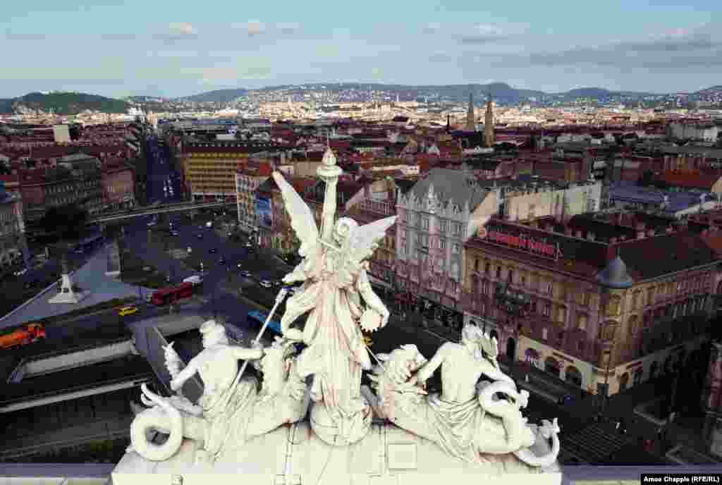 Фасад Будапешт-Келеті (&laquo;Східного вокзалу&raquo;) прикрашений трьома статуями: Бог Вогню (ліворуч), Бог Води (праворуч) і між ними жіноча фігура, що піднімає над головою символ пари (яку утворює поєднання вогню та води). Композиція зі статуй датується 1884 роком