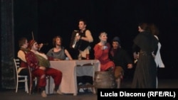 Scenă din spectacolul "Comedia unui om bogat şi Lazarus", jucat de studenţi la Academia de Arte Dramatice din Bratislava