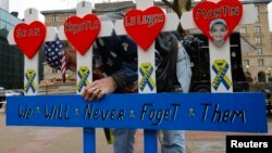 Житель Бостона смастерил памятную доску в честь погибших во взрывах в прошлогоднем марафоне в Бостоне. 15 апреля 2014 года.