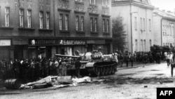 August 1968,Praga, Cehoslovacia, un tanc sovietic în confruntarea cu protestatarii. Amintirea intervenției sângeroase a trupelor Tratatului de la Varșovia este și azi foarte vie. (AFP)